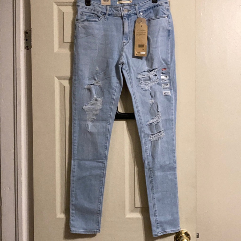Levis 711